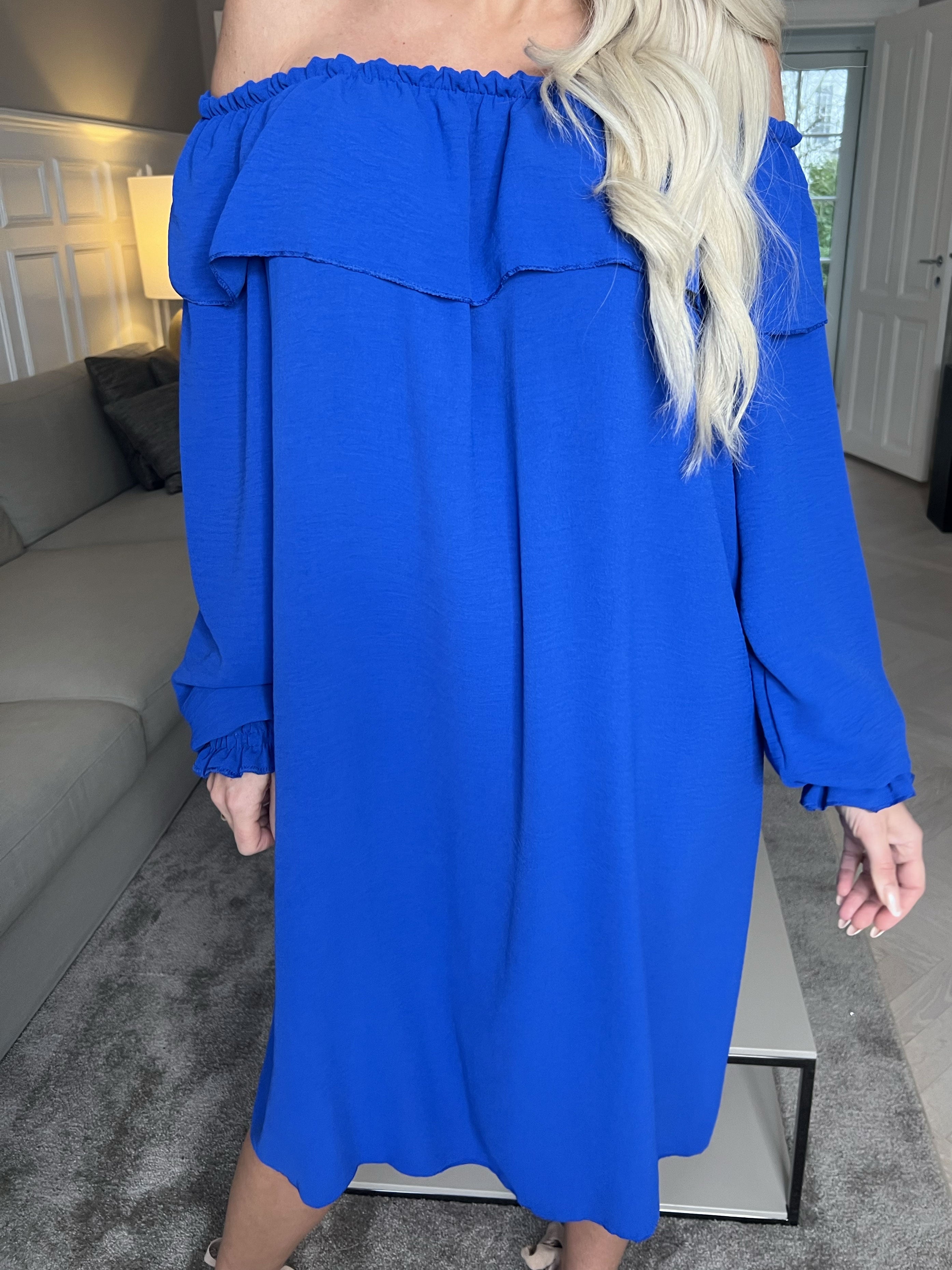 Elpida - Söt klänning med volangkant och ärmar med smock